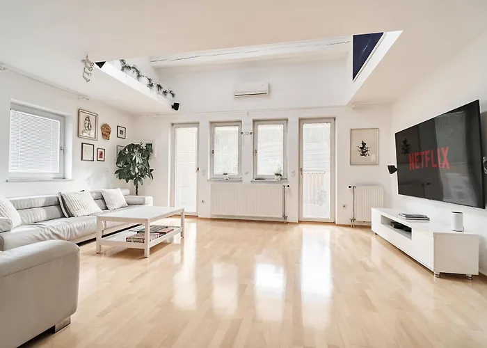 Matic Spacious Modern Apartment