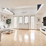 Matic Spacious Modern Lejlighed